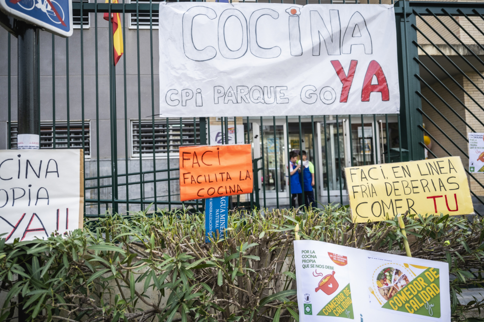 Cacerolada en la puerta del colegio Parque Goya por una cocina propia