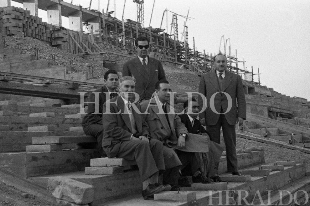 El Real Zaragoza inauguró la Romareda el 8 de septiembre de 1957 con un partido amistoso que lo enfrentó al Club Atlético Osasuna. Gómez Laguna, el entonces alcalde de Zaragoza, fue el encargado de realizar el primer saque de honor, con el que se ponía fin a nueve meses de obras. El nuevo estadio, una de las instalaciones deportivas más modernas de todo el país, costó más de 20 millones de pesetas y su aforo alcanzaría los 30.000 espectadores.