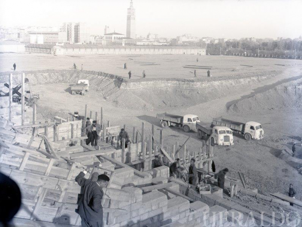 El Real Zaragoza inauguró la Romareda el 8 de septiembre de 1957 con un partido amistoso que lo enfrentó al Club Atlético Osasuna. Gómez Laguna, el entonces alcalde de Zaragoza, fue el encargado de realizar el primer saque de honor, con el que se ponía fin a nueve meses de obras. El nuevo estadio, una de las instalaciones deportivas más modernas de todo el país, costó más de 20 millones de pesetas y su aforo alcanzaría los 30.000 espectadores.