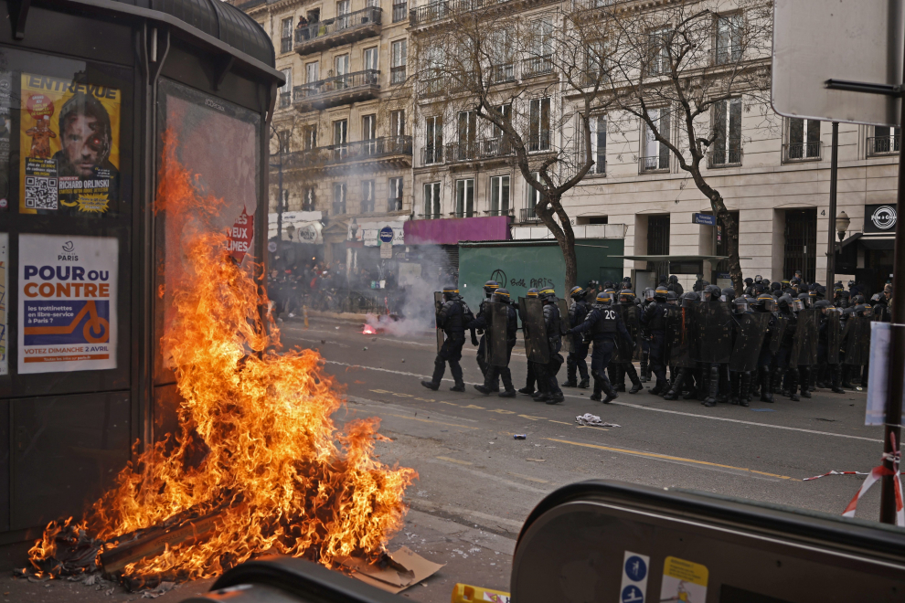 Paris (France), 23/03/2023.- French police officers protect a colleague injured during clashes with protesters as thousands of people participate in a protest against the government's reform of the pension system in Paris, France, 23 March 2023. Protests continue in France after the prime minister announced on 16 March 2023 the use of Article 49 paragraph 3 (49.3) of the French Constitution to have the text on the controversial pension reform law - raising retirement age from 62 to 64 - be definitively adopted without a vote. (Protestas, Francia, Estados Unidos) EFE/EPA/YOAN VALAT
 FRANCE PENSIONS PROTEST