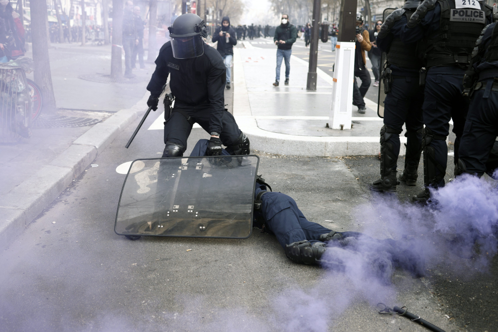 Paris (France), 23/03/2023.- A kiosk is set on fire as French police officers face protesters during clashes as thousands of people participate in a protest against the government's reform of the pension system in Paris, France, 23 March 2023. Protests continue in France after the prime minister announced on 16 March 2023 the use of Article 49 paragraph 3 (49.3) of the French Constitution to have the text on the controversial pension reform law - raising retirement age from 62 to 64 - be definitively adopted without a vote. (Protestas, Incendio, Francia, Estados Unidos) EFE/EPA/YOAN VALAT
 FRANCE PENSIONS PROTEST