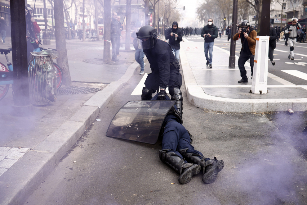 Paris (France), 23/03/2023.- French police officers arrest a protester during clashes as thousands of people participate in a protest against the government's reform of the pension system in Paris, France, 23 March 2023. Protests continue in France after the prime minister announced on 16 March 2023 the use of Article 49 paragraph 3 (49.3) of the French Constitution to have the text on the controversial pension reform law - raising retirement age from 62 to 64 - be definitively adopted without a vote. (Protestas, Francia, Estados Unidos) EFE/EPA/YOAN VALAT
 FRANCE PENSIONS PROTEST