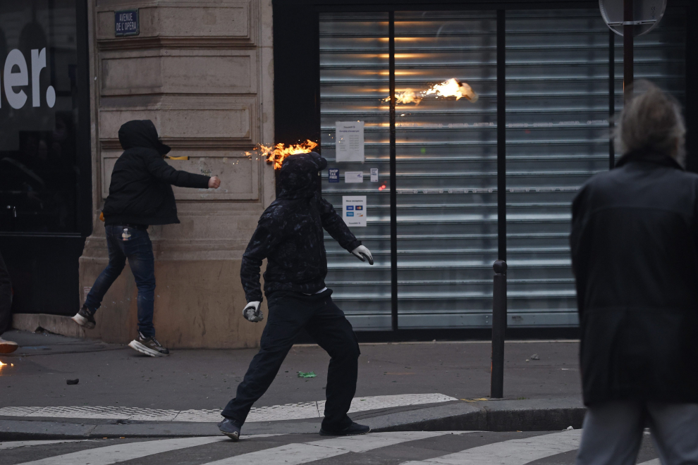 Paris (France), 23/03/2023.- French police officers in action as protesters set garbage bins on fire during clashes as thousands of people participate in a protest against the government's reform of the pension system in Paris, France, 23 March 2023. Protests continue in France after the prime minister announced on 16 March 2023 the use of Article 49 paragraph 3 (49.3) of the French Constitution to have the text on the controversial pension reform law - raising retirement age from 62 to 64 - be definitively adopted without a vote. (Protestas, Incendio, Francia, Estados Unidos) EFE/EPA/YOAN VALAT
 FRANCE PENSIONS PROTEST