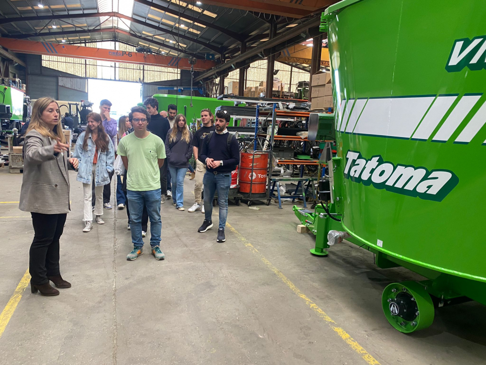 Visita de los universitarios a empresas de Monzón.