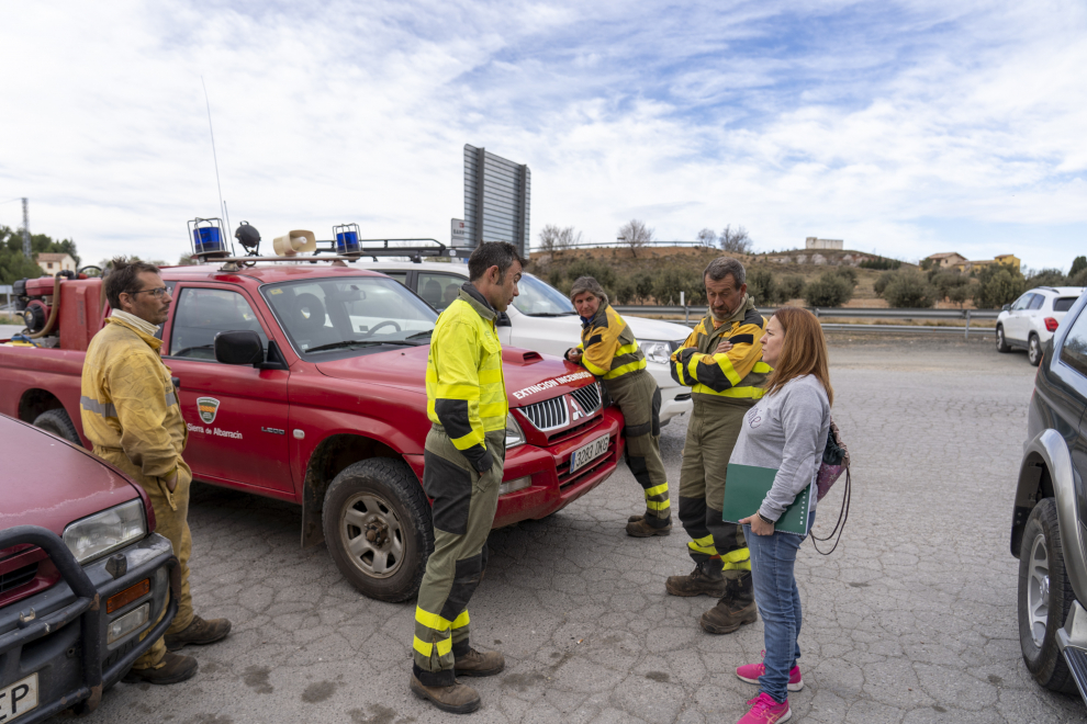 Vecinos desalojados de Olba (Teruel) en el hotel Los Maños, donde han pasado la noche tras el incendio forestal