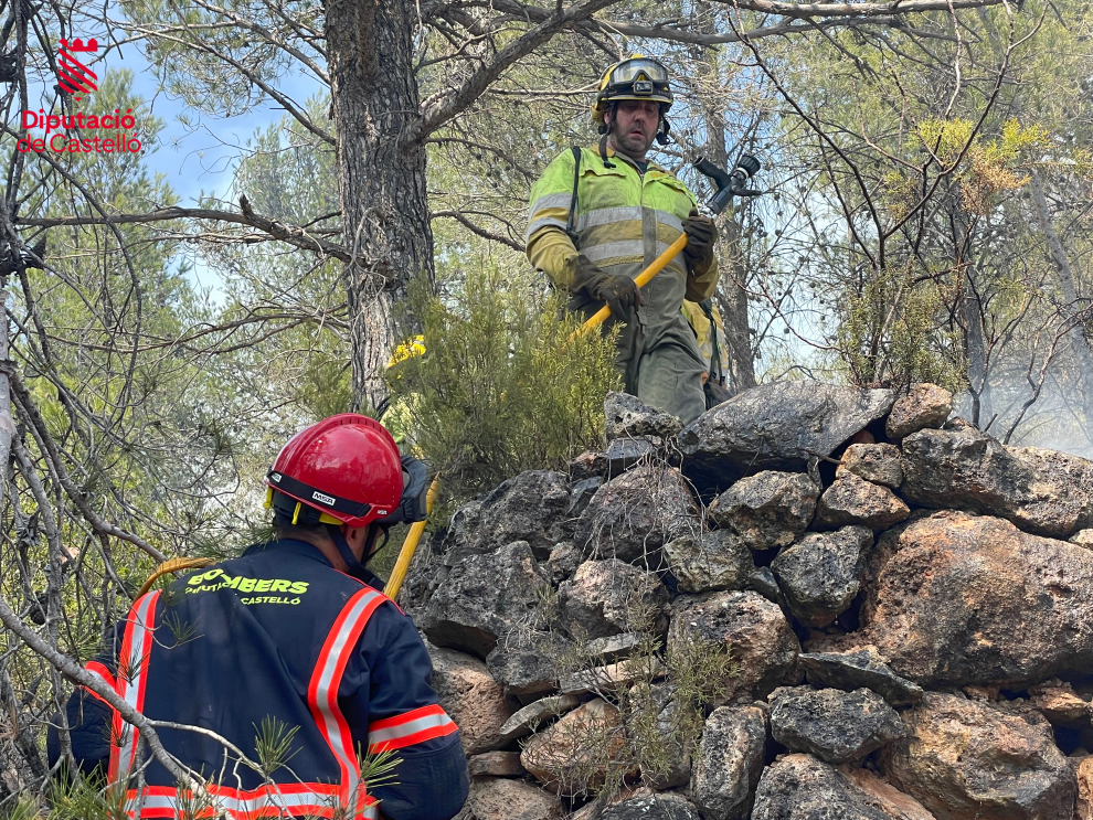 La UME trabaja para contener el incendio que afecta a las provincias de Teruel y Castellón.
