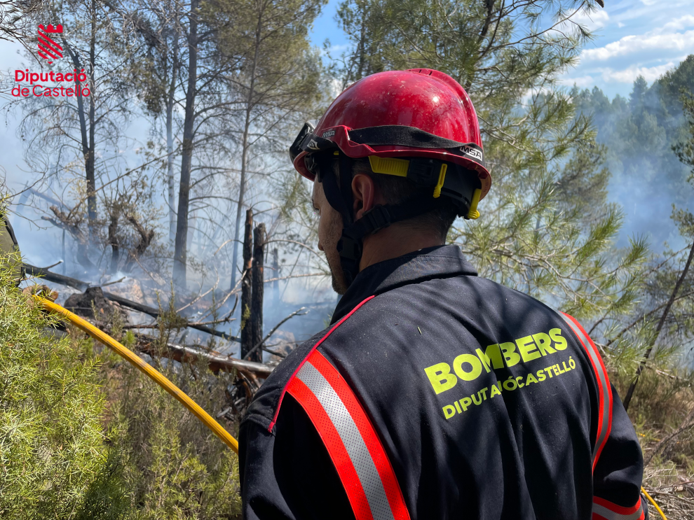 La UME trabaja para contener el incendio que afecta a las provincias de Teruel y Castellón.