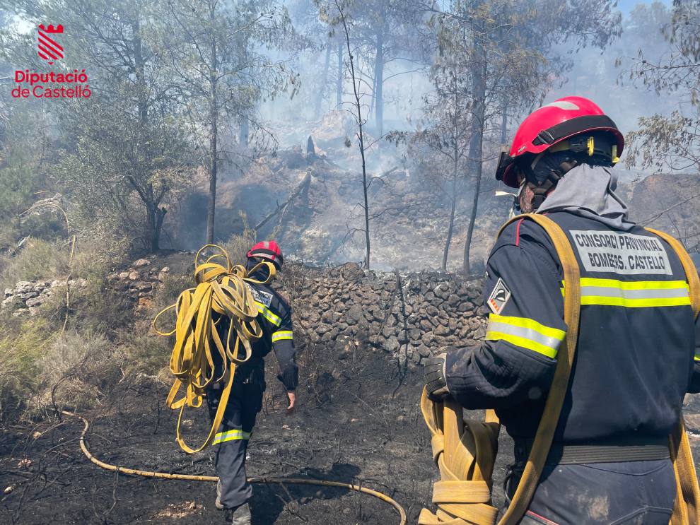 Bomberos de la Diputación de Castellón trabajan para contener el incendio que afecta a las provincias de Teruel y Castellón.