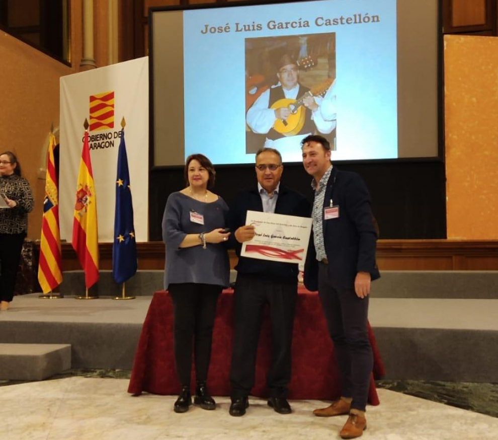 Fotos de la entrega de los diplomas  de académicos de honor de la jota y el folclore a cinco representantes de Huesca.