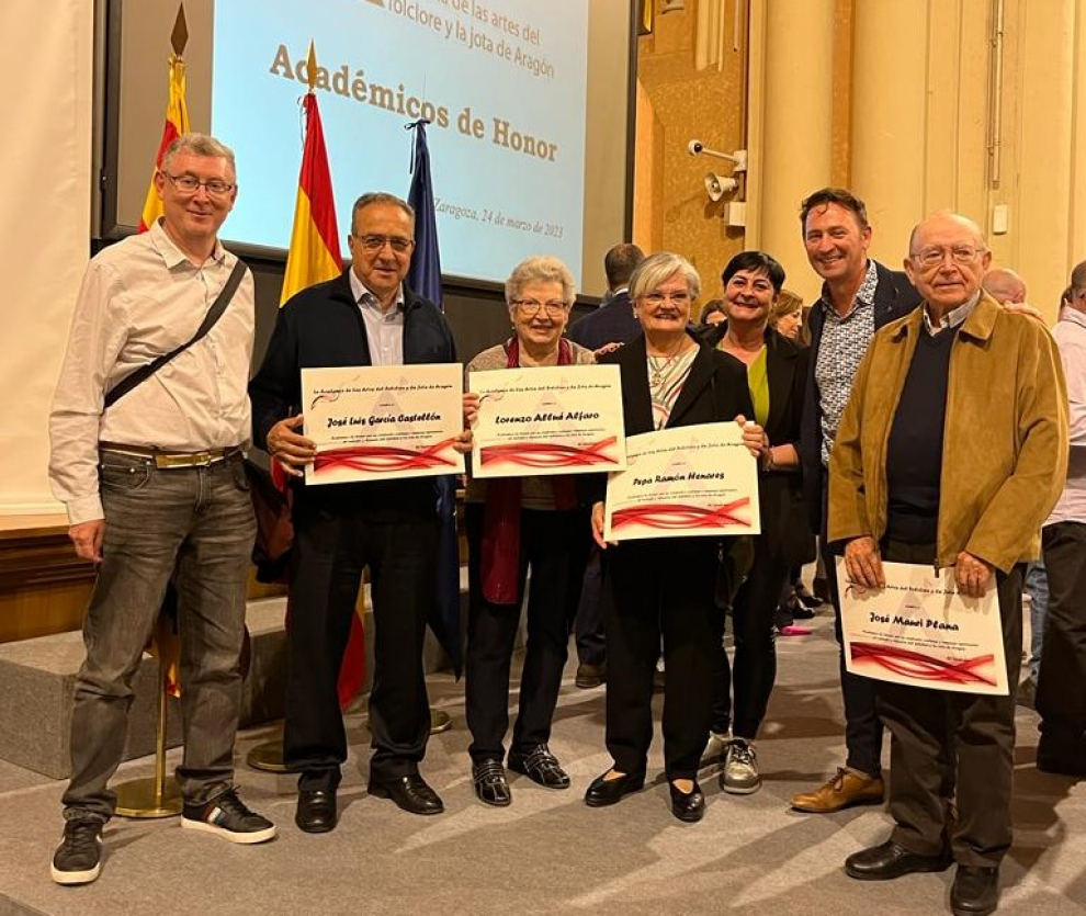 Fotos de la entrega de los diplomas de académicos de honor de la jota y el folclore a cinco representantes de Huesca.