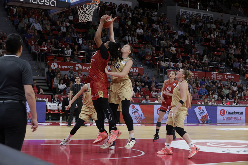 Partido del Casademont Zaragoza contra el Barcelona en el Pabellón Príncipe Felipe.