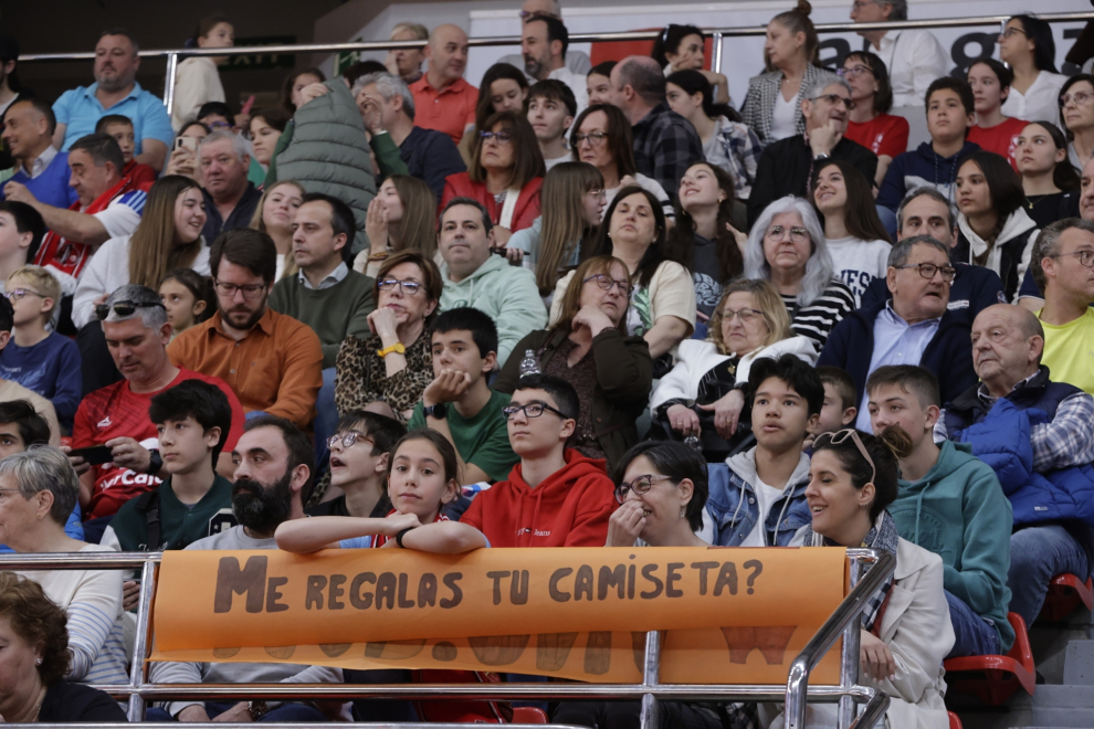 Partido del Casademont Zaragoza contra el Barcelona en el Pabellón Príncipe Felipe.