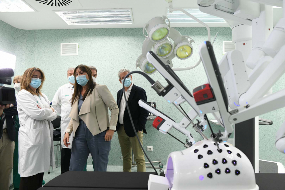 Sira Repollés visita el nuevo robot Da Vinci para cirugías de alta precisión.
