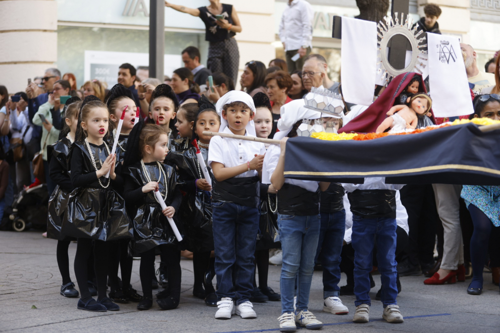 Procesión infantil de los alumnos de Escolapias Calasanz en Zaragoza