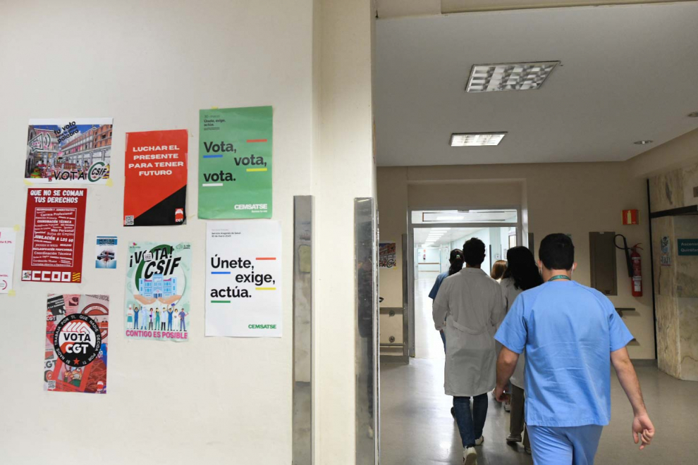 Carteles electorales en los hospitales de Aragón por las elecciones sindicales