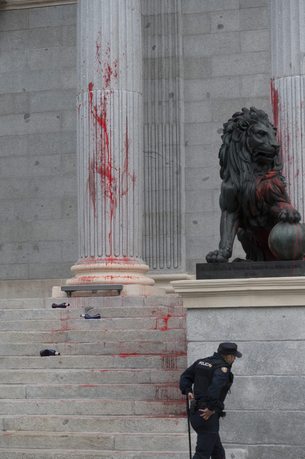 Fotos del acto vandálico con pintura en el Congreso