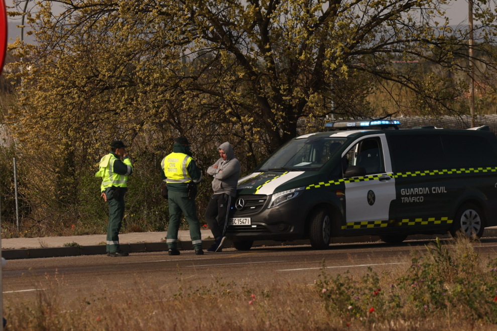 Aparatoso accidente entre un coche y un camión en la N-232.