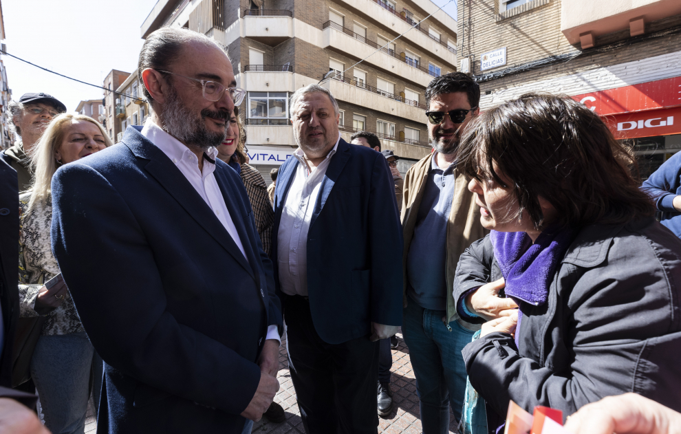 JAVIER LAMBAN Y LOLA RANERA ( PSOE ) EN EL BARRIO DE LAS DELICIAS ( ZARAGOZA ) / 01/04/2023 / FOTO : OLIVER DUCH[[[FOTOGRAFOS]]]
