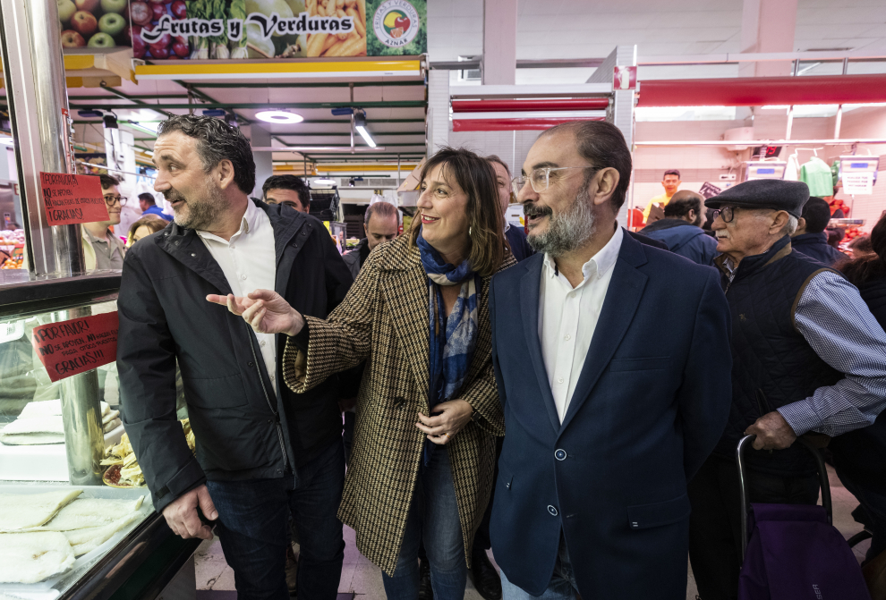 JAVIER LAMBAN Y LOLA RANERA ( PSOE ) EN EL BARRIO DE LAS DELICIAS ( ZARAGOZA ) / 01/04/2023 / FOTO : OLIVER DUCH[[[FOTOGRAFOS]]]