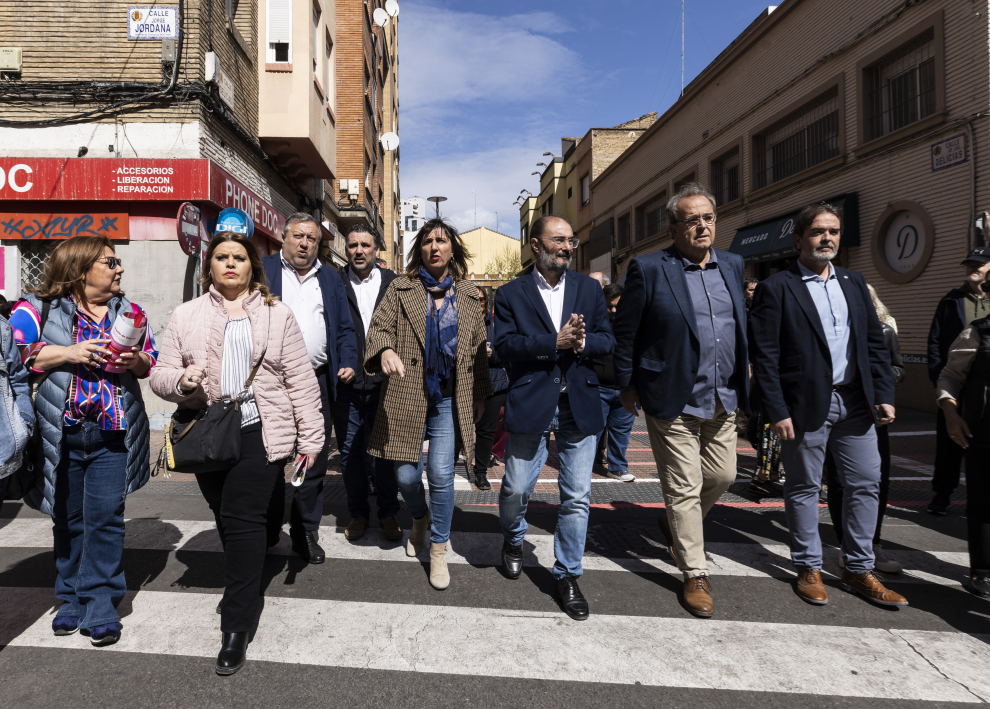 JAVIER LAMBAN Y LOLA RANERA ( PSOE ) EN EL BARRIO DE LAS DELICIAS ( ZARAGOZA ) / 01/04/2023 / FOTO : OLIVER DUCH[[[FOTOGRAFOS]]]