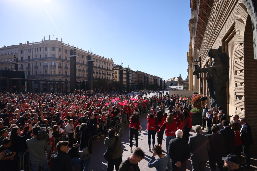 Las jugadoras del Casademont ofrecen la Copa a la Virgen y saludan a la afición desde el balcón del Ayuntamiento