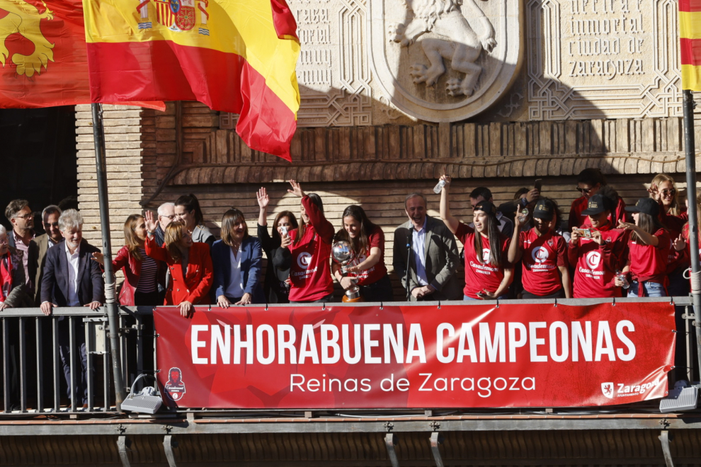 Las jugadoras del Casademont ofrecen la Copa a la Virgen y saludan a la afición desde el balcón del Ayuntamiento