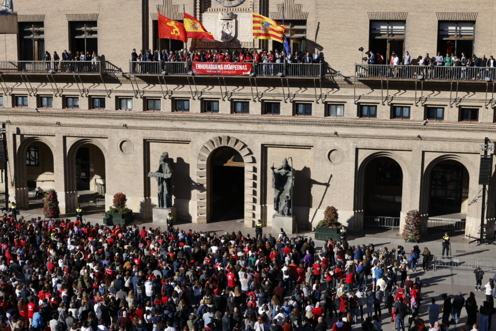 Las jugadoras del Casademont ofrecen la Copa a la Virgen y saludan a la afición desde el balcón del Ayuntamiento