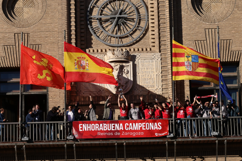 Las jugadoras del Casademont ofrecen la Copa a la Virgen y saludan a la afición desde el balcón del Ayuntamiento