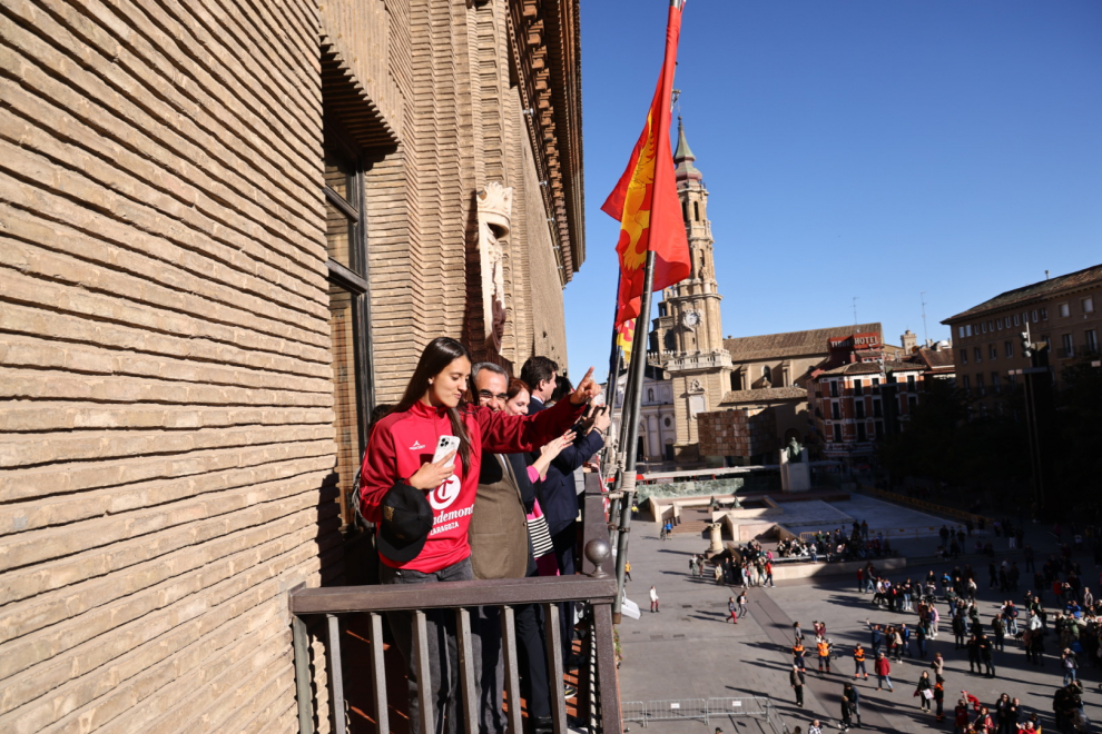 Las jugadoras del Casademont ofrecen la Copa a la Virgen y saludan a la afición desde el balcón del Ayuntamiento
