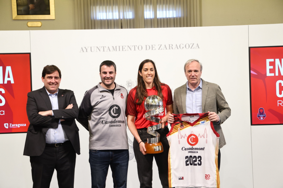 Las jugadoras del Casademont ofrecen la Copa a la Virgen y saludan a la afición desde el balcón del Ayuntamiento