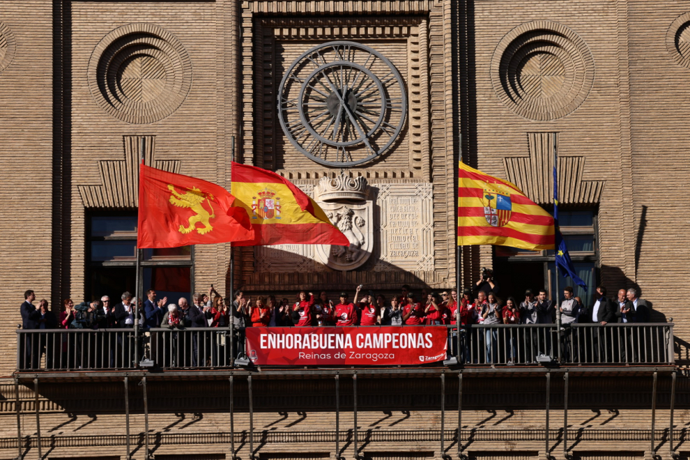 Las jugadoras del Casademont ofrecen la Copa a la Virgen y saludan a la afición desde el balcón del Ayuntamiento