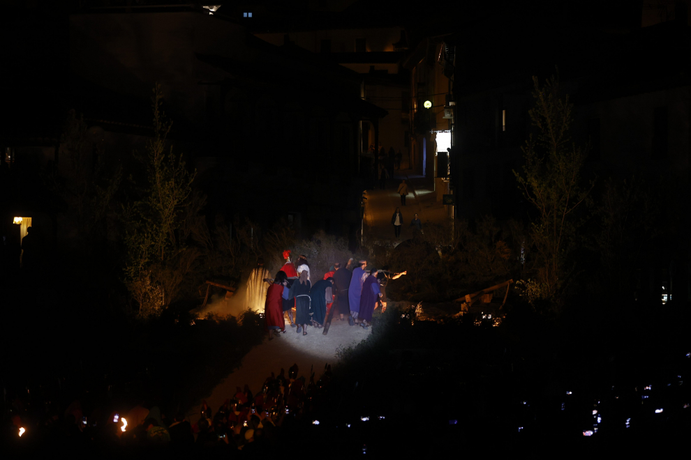Los Reyes asisten a La Pasión de Cristo en Chinchón.