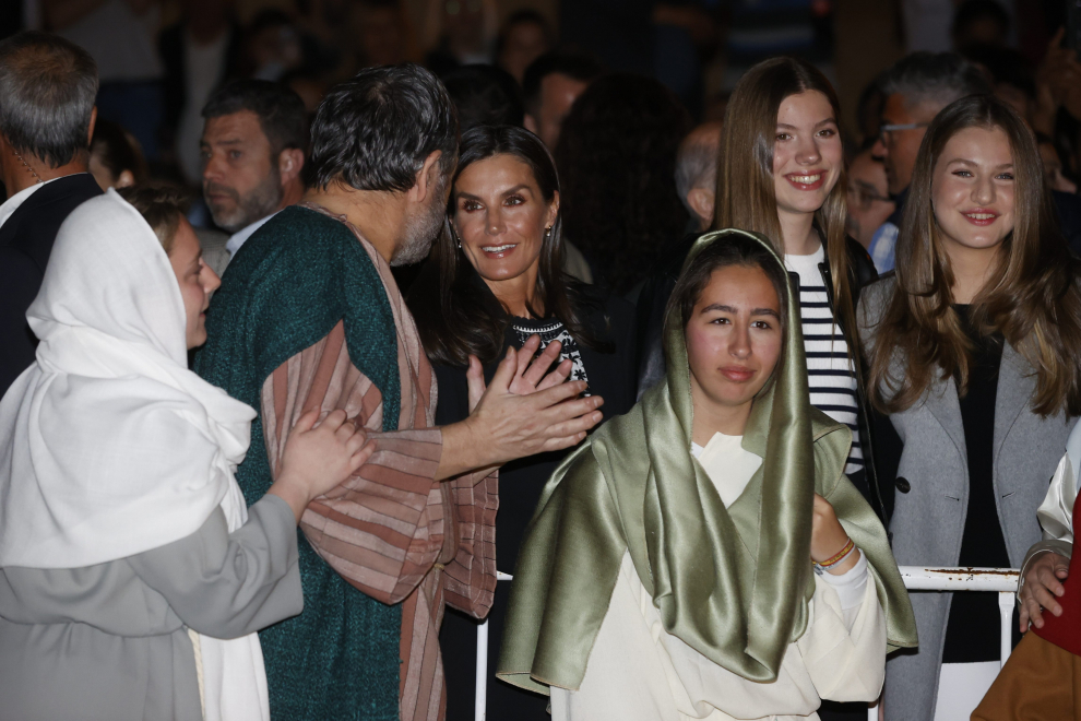 Los Reyes asisten a La Pasión de Cristo en Chinchón.