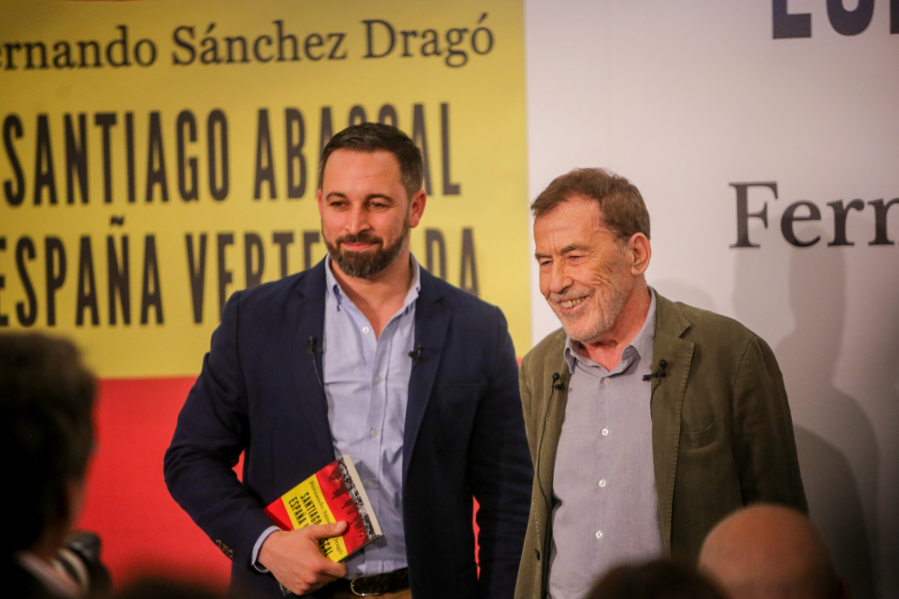 El presidente de Vox, Santiago Abascal y el escritor Fernando Sánchez Dragó en la presentación del libro España vertebrada.