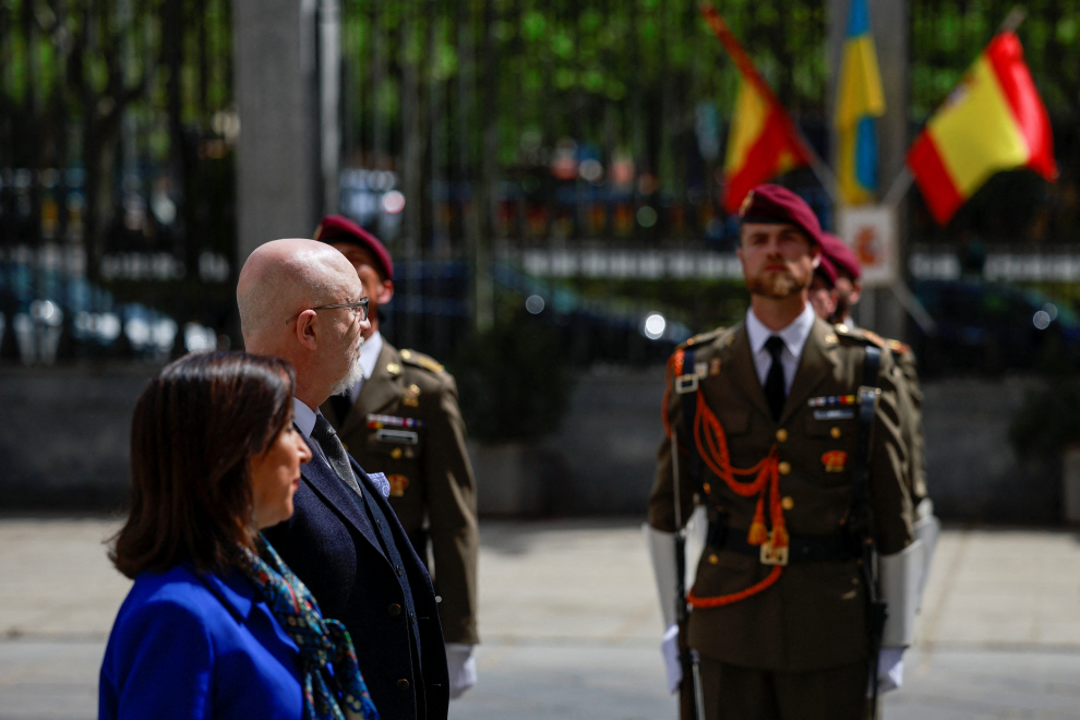 Margarita Robles y Olekssi Reznikov con soldados ucranianos en España.