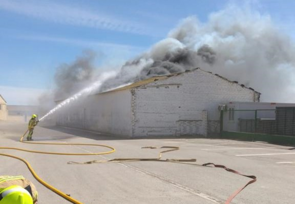 Fotografías del incendio en la deshidratadora San Mateo de Monegrillo, en Lanaja.