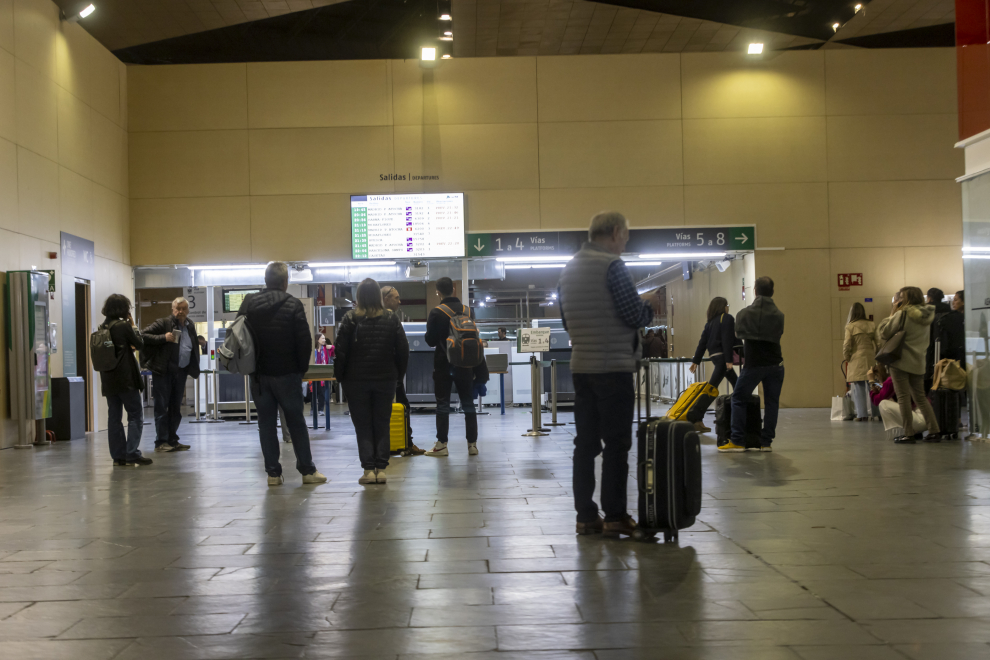 Viajeros esperando en la estación Delicias tras horas de retraso en la línea de alta velocidad.
