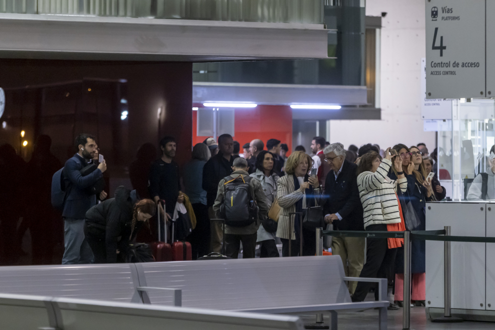 Viajeros esperando en la estación Delicias tras horas de retraso en la línea de alta velocidad.