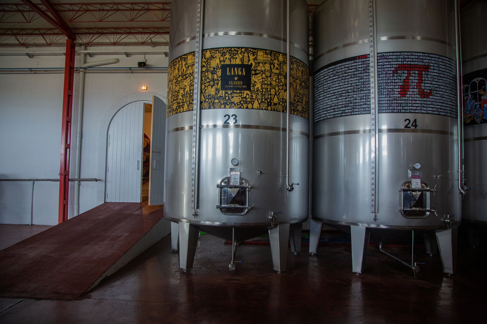 Depósitos en las instalaciones de Bodegas Langa.