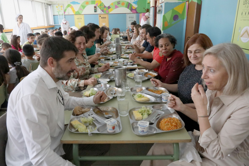 Fotos: Los políticos aragoneses van al comedor por un día