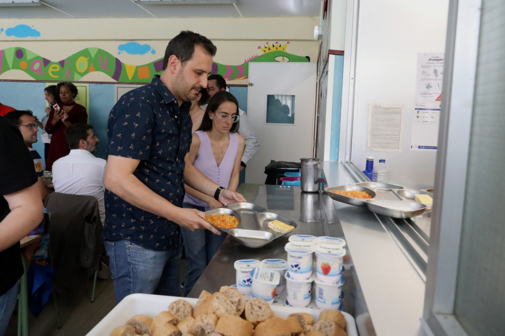 Fotos: Los políticos aragoneses van al comedor por un día | Imágenes