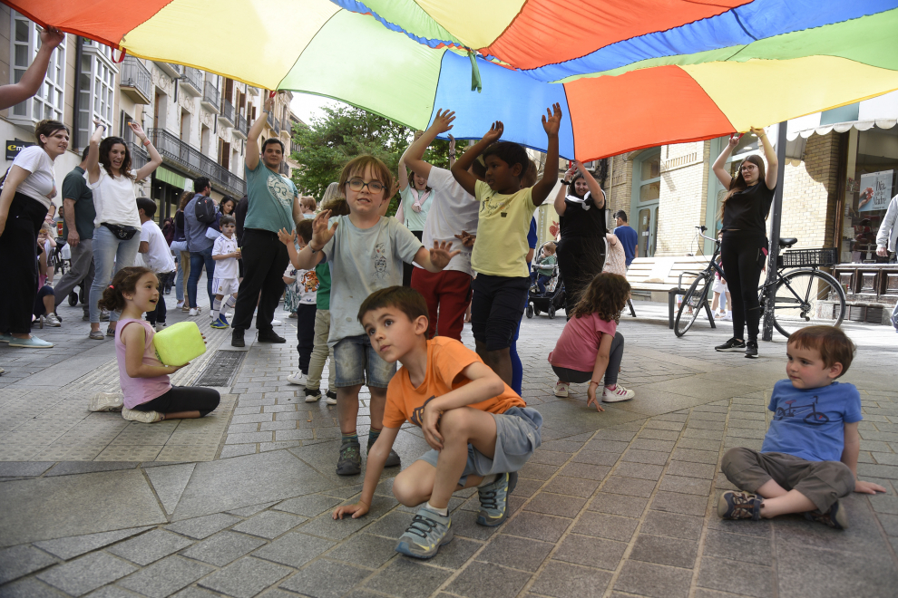 Más de 2.300 niños y niñas han salido a jugar a la calle y los parques de Huesca.