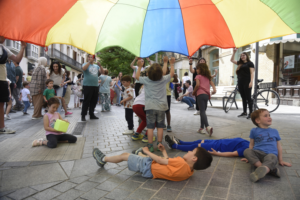 Más de 2.300 niños y niñas han salido a jugar a la calle y los parques de Huesca.