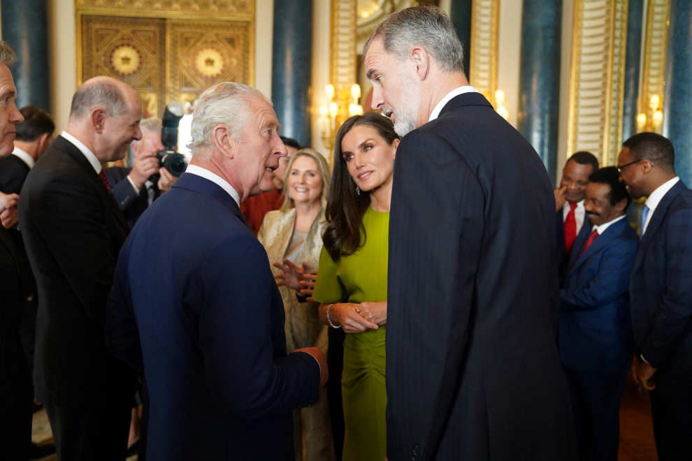 Carlos III habla con los reyes Felipe VI y Letizia