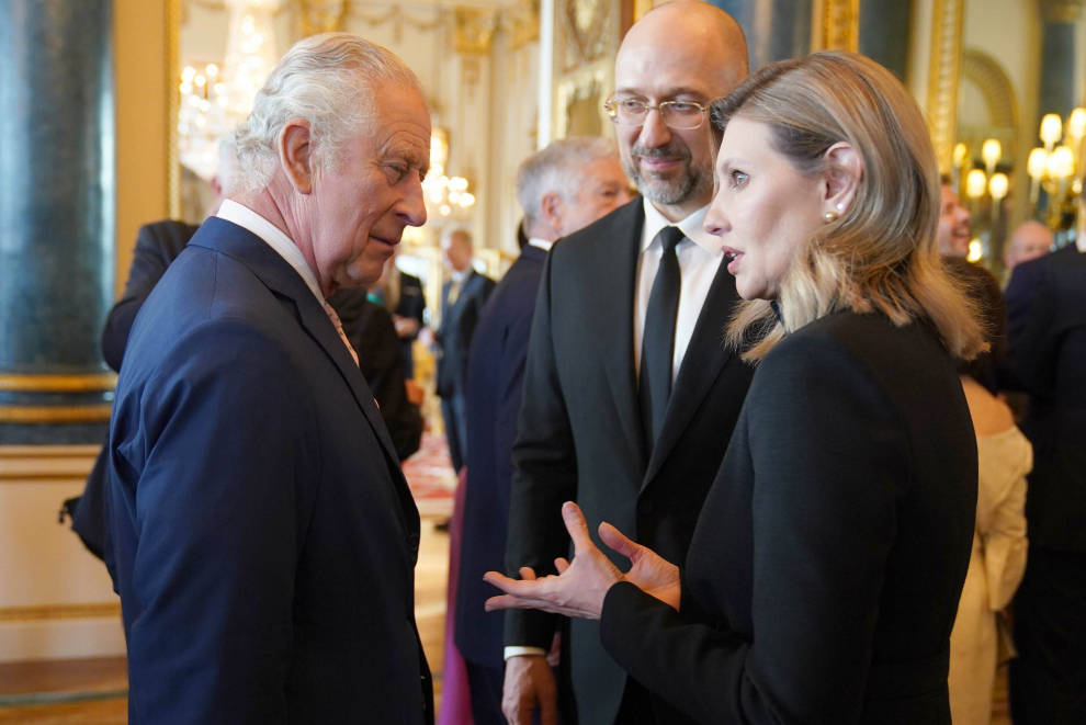 Carlos III saluda a la primera dama ucraniana, Olena Zalenska