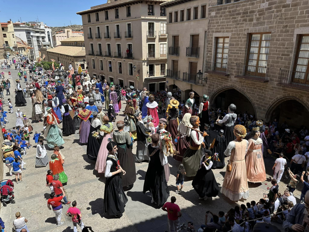 La localidad turolense ha sido la sede elegida para la XXI edición del Encuentro de Gigantes de Aragón, celebración que ha congregado a un centenar de gigantes y cabezudos.