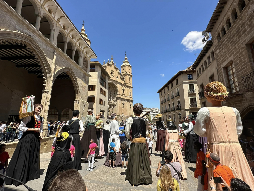 La localidad turolense ha sido la sede elegida para la XXI edición del Encuentro de Gigantes de Aragón, celebración que ha congregado a un centenar de gigantes y cabezudos.