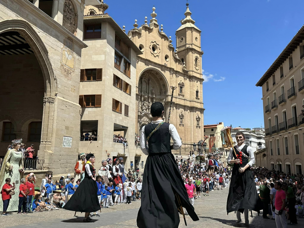 La localidad turolense ha sido la sede elegida para la XXI edición del Encuentro de Gigantes de Aragón, celebración que ha congregado a un centenar de gigantes y cabezudos.