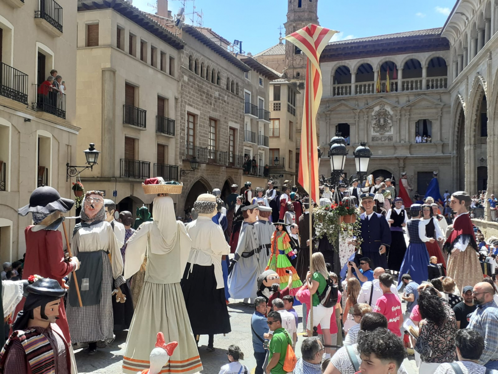 La localidad turolense ha sido la sede elegida para la XXI edición del Encuentro de Gigantes de Aragón, celebración que ha congregado a un centenar de gigantes y cabezudos.