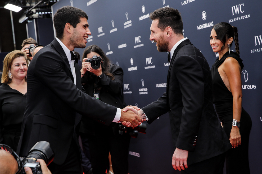 Carlos Alcaraz y Leo Messi se saludan a la llegada de los Premios Laureus